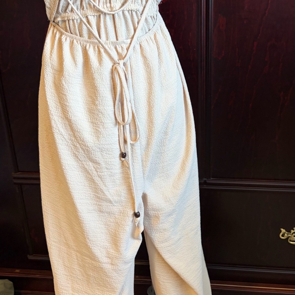 Cream Sleeveless Ruffle Romper Loose fit - Picture 4 of 9